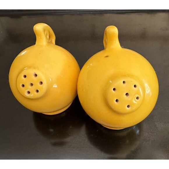 Red Wing 1930's Gypsy Trail Salt Pepper Shakers Yellow Pitcher S & P On Handle - Picture 6 of 8
